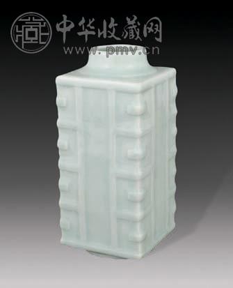 清乾隆 豆青釉琮式瓶