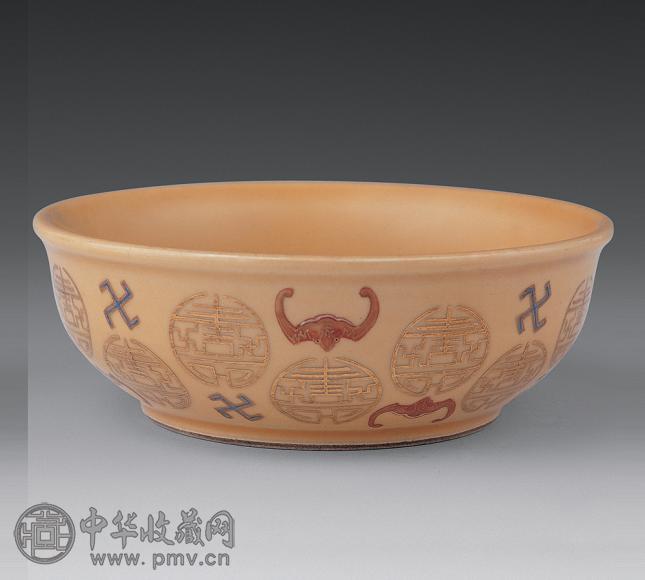 清 黄地粉彩描金五福捧寿碗