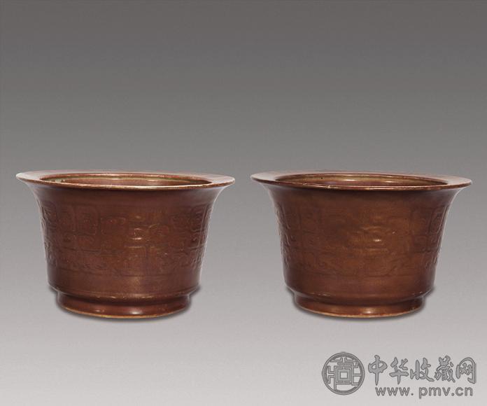 清乾隆 酱釉刻夔龙纹大花盆(1对) 清乾隆 酱釉刻夔龙纹大花盆(1对)