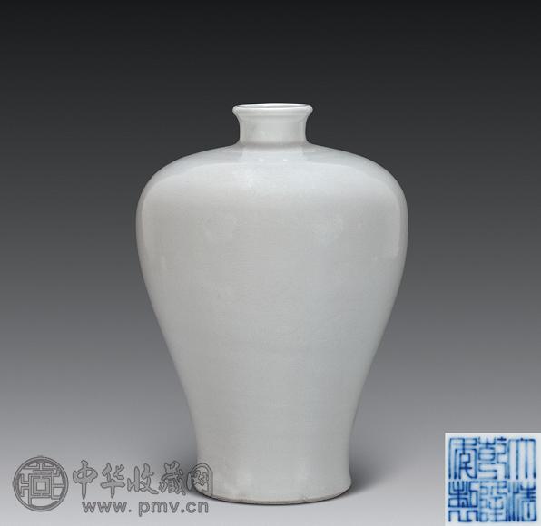 清乾隆 白釉暗刻龙纹梅瓶