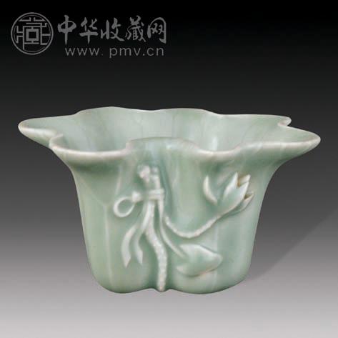 清乾隆 豆青荷叶杯