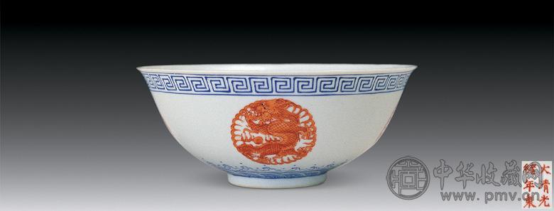 清光绪 蓝料彩矾红团龙纹碗