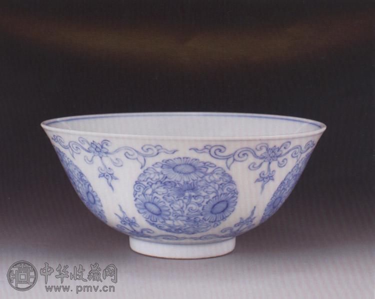 清雍正 青花淡描团花碗