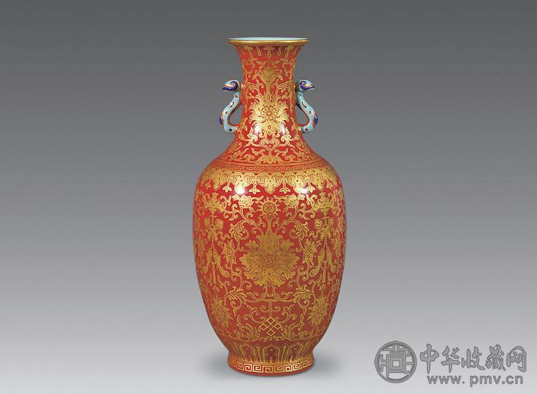清 珊瑚红地描金宝相花纹瓶