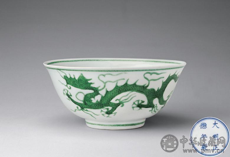 明正德 刻填绿彩龙纹碗