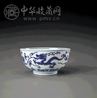 清嘉庆 青花穿花龙纹碗