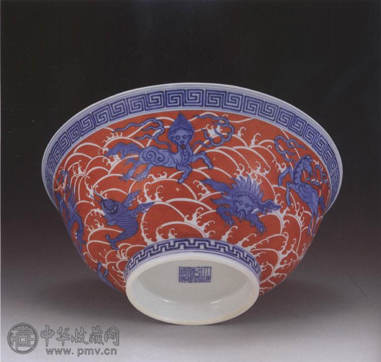 清乾隆 青花红彩海兽碗