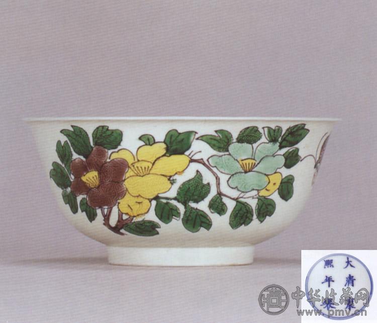 清康熙 素三彩折枝花蝶暗刻龙纹碗
