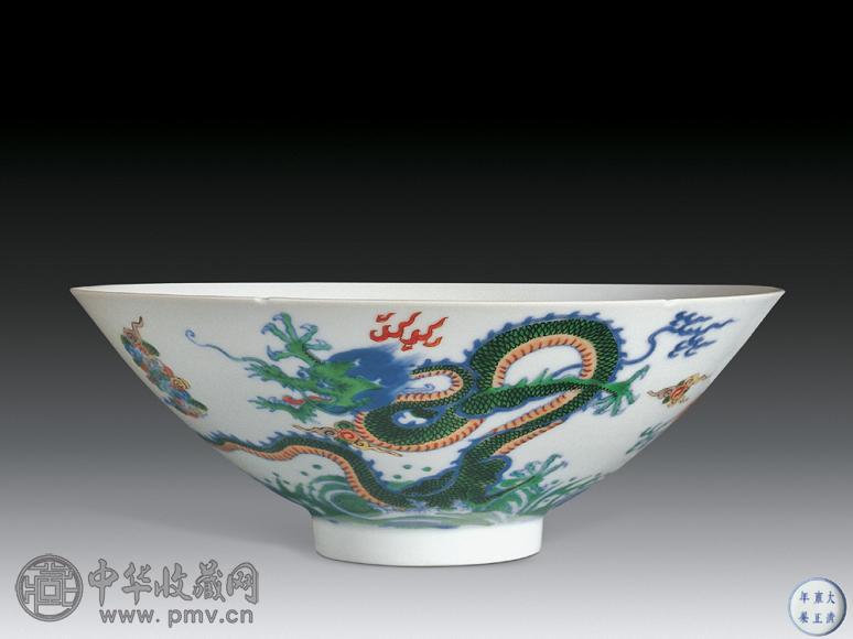 清雍正 斗彩双龙戏珠斗笠碗