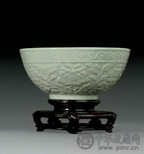 清乾隆 官窑仿龙泉釉凸雕串枝牡丹大碗