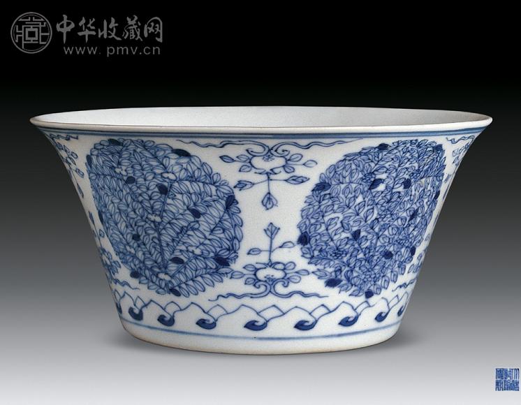 清乾隆 青花漏彩马蹄碗