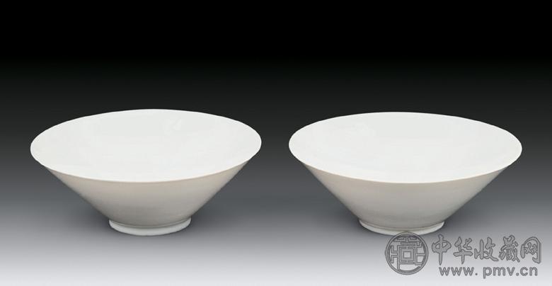 清雍正 白釉暗龙纹碗(1对)