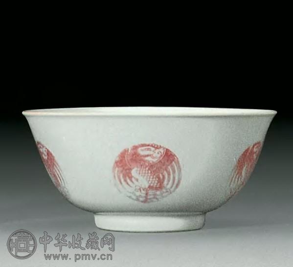 清道光 釉里红团凤纹盌