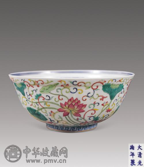 清光绪 外粉彩内青花荷莲纹碗