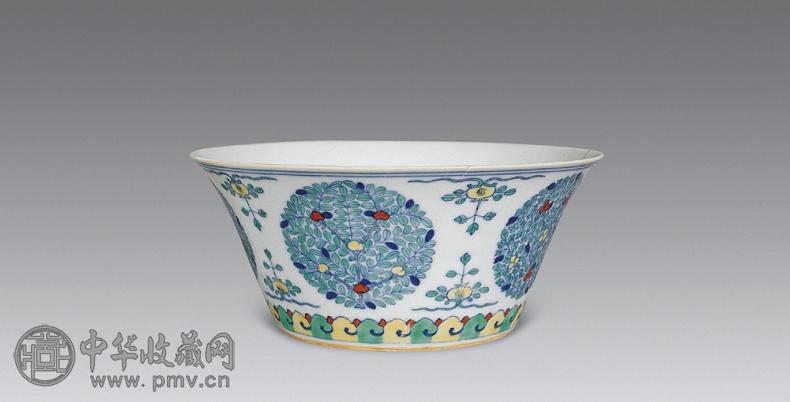 清嘉庆 斗彩团菊马蹄碗