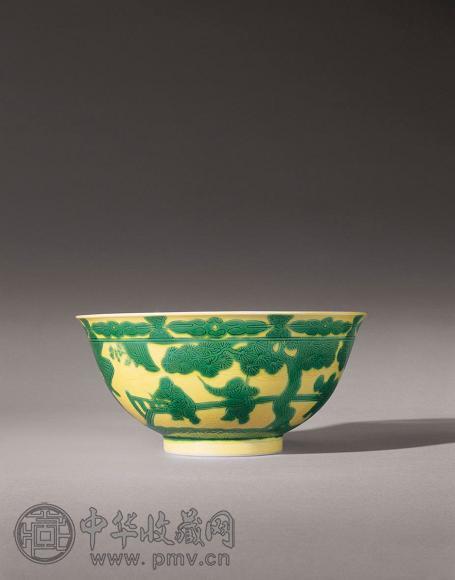清雍正 黄地暗刻绿彩婴戏图碗