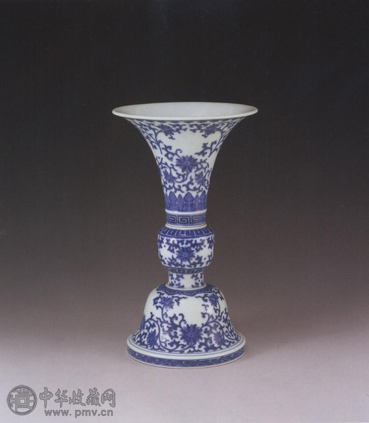 清乾隆 青花缠枝花卉暗刻八宝花觚