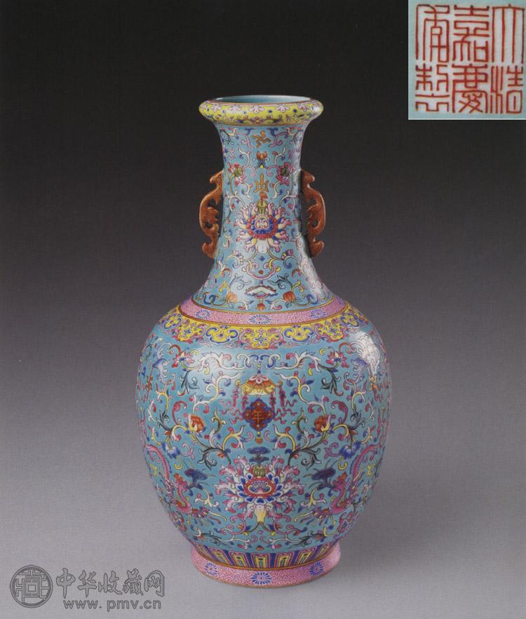 清嘉庆 松石绿地粉彩宝相花纹双耳瓶