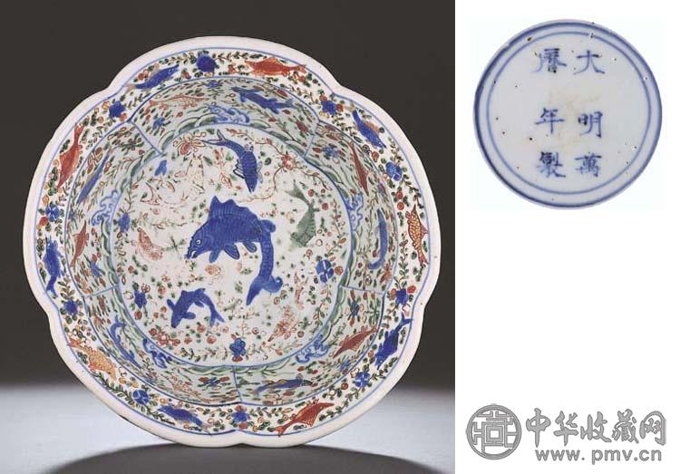 明万历 五彩鱼藻纹花瓣口盆