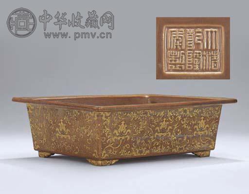 清乾隆 酱釉地描金莲纹方盆