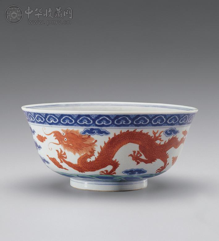清乾隆 青花矾红海水龙纹碗