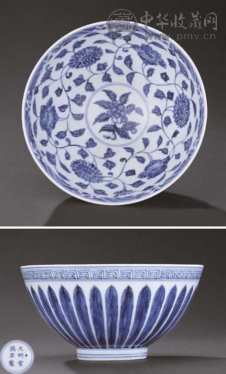 明宣德 青花缠枝花卉莲瓣纹碗