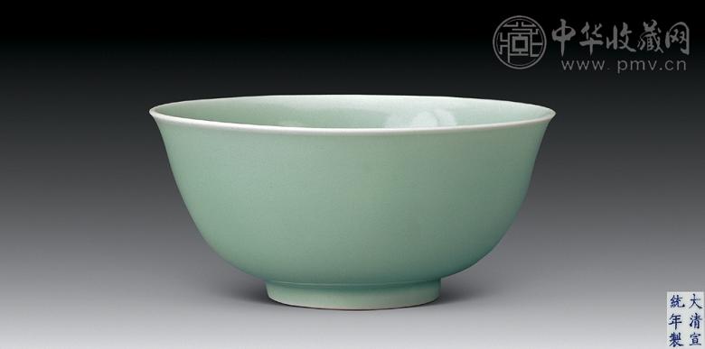 清宣统 豆青单色釉碗