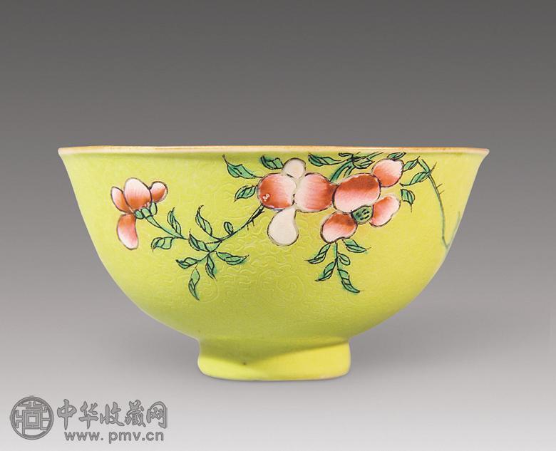 清乾隆 黄地花卉轧道纹碗