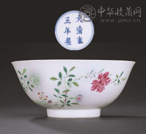 清雍正 粉彩沒骨花蝶纹碗