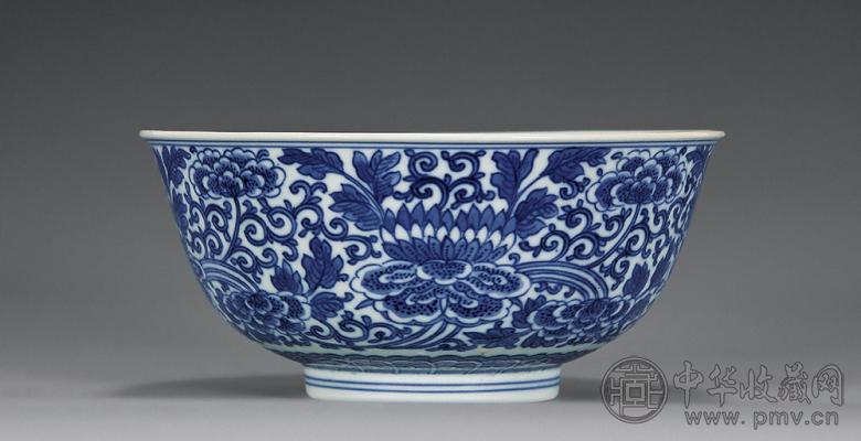 清中期 青花缠枝花卉纹碗