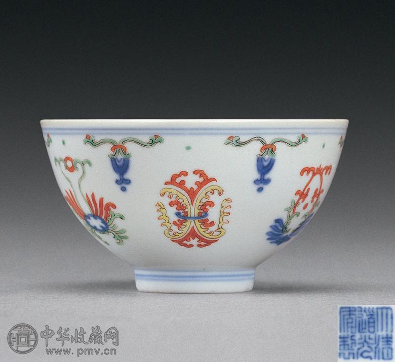 清道光 五彩忍冬纹莲子碗