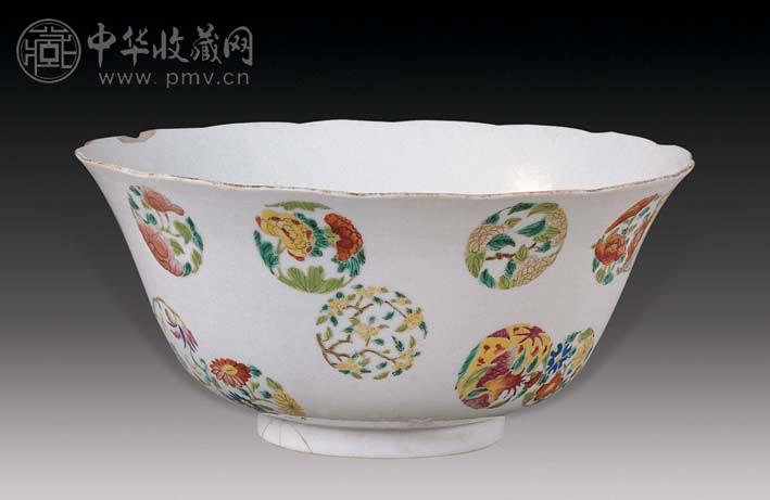 清道光 粉彩皮球花碗