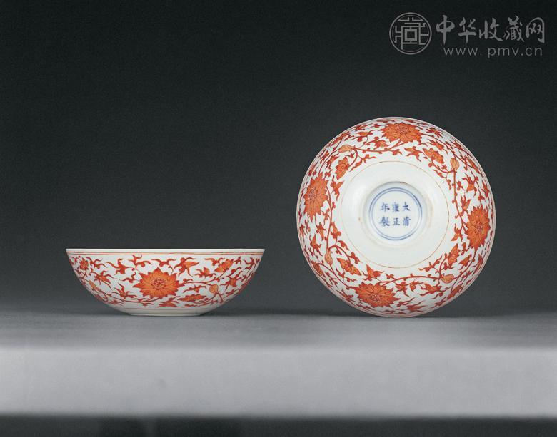 清雍正 矾红彩缠枝莲纹卧足碗(1对)