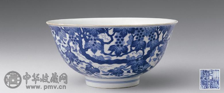 清乾隆 青花松鼠葡萄纹大碗