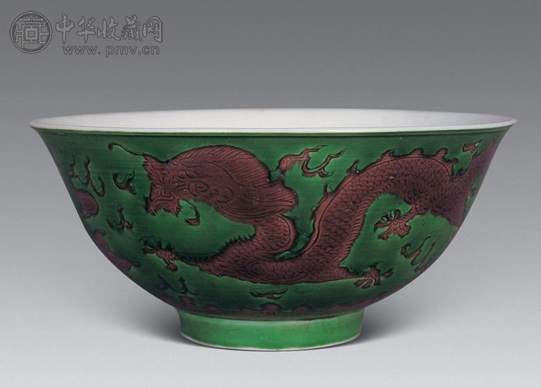 清 绿地褐彩龙纹碗