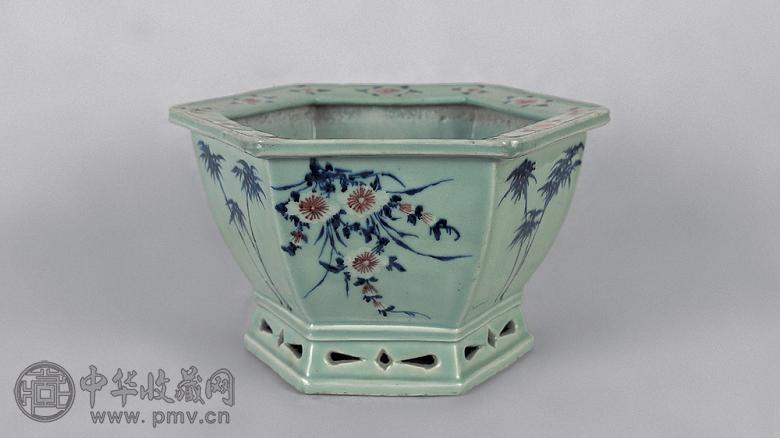 清乾隆 豆青青花釉里红竹菊纹六方花盆