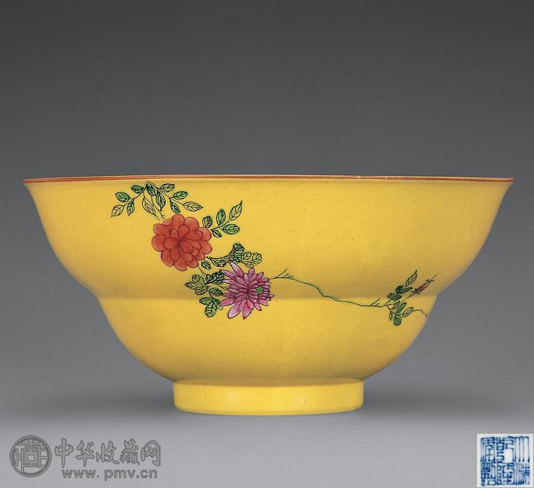 清乾隆 黄地花卉纹折腰碗
