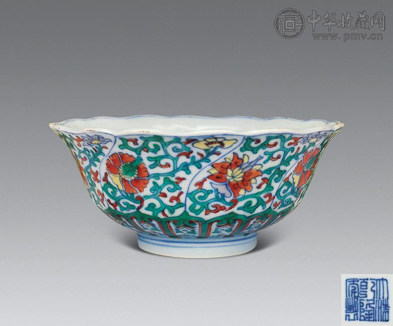 清乾隆 斗彩缠枝葵口碗