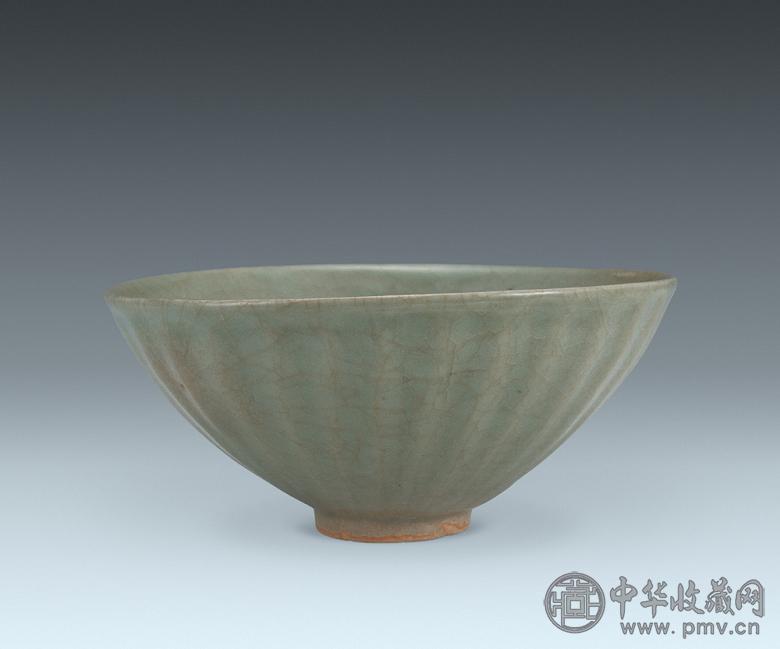 南宋-元 龙泉窑 青瓷菊瓣纹碗