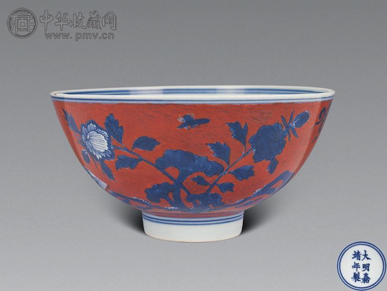 明嘉靖 枣皮红地青花花卉碗