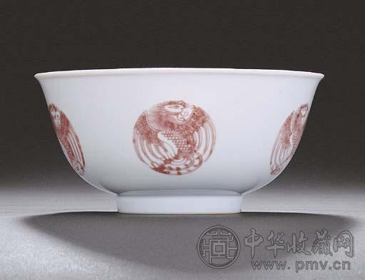 清道光 釉里红团凤纹碗