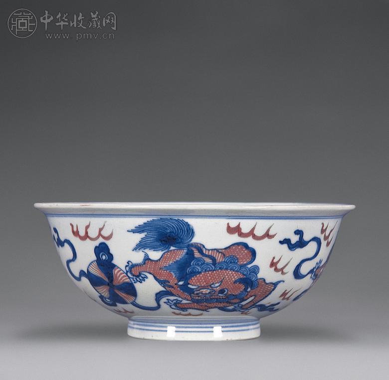 清乾隆 青花釉里红狮子滚球纹碗