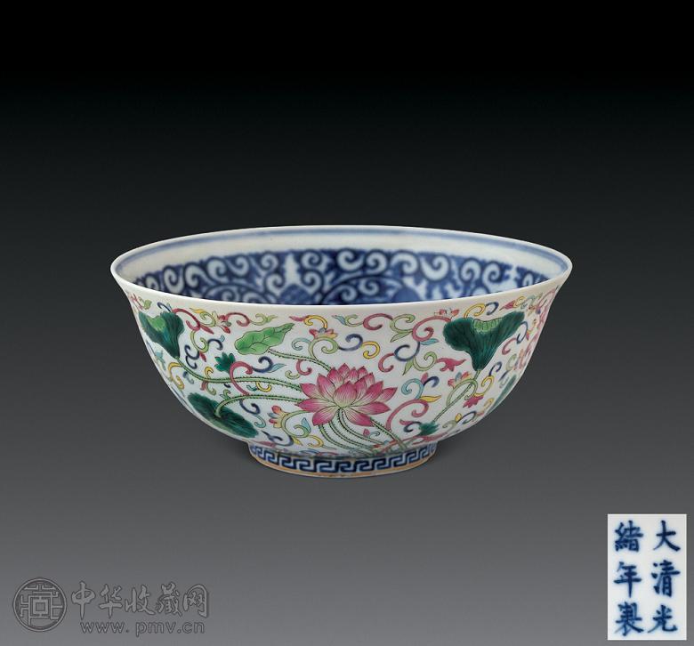 清光绪 外粉彩内青花荷花纹碗