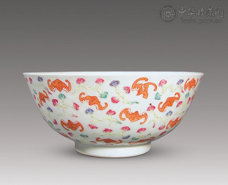 清 粉彩云蝠纹碗