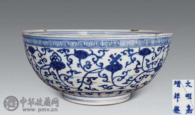 明嘉靖 青花缠枝花卉大碗