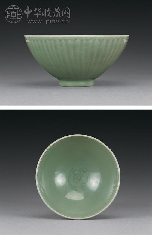 明早期 龙泉窑青釉暗花莲瓣纹大莲子碗