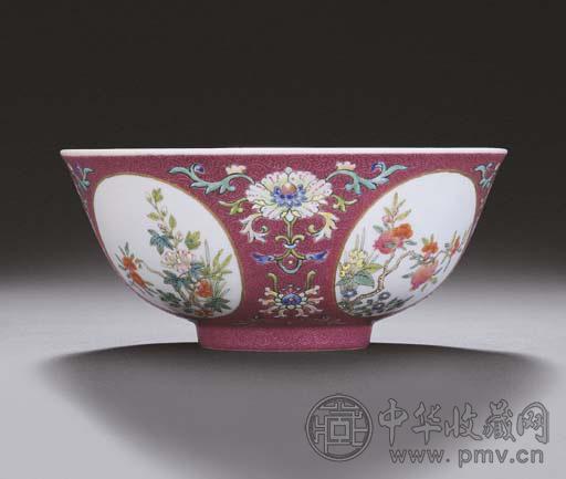 清道光 胭脂红地轧道粉彩开光花卉纹碗