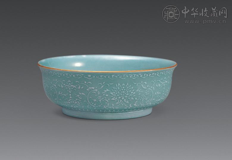 清乾隆 仿松绿石釉堆白花福庆宝相纹碗