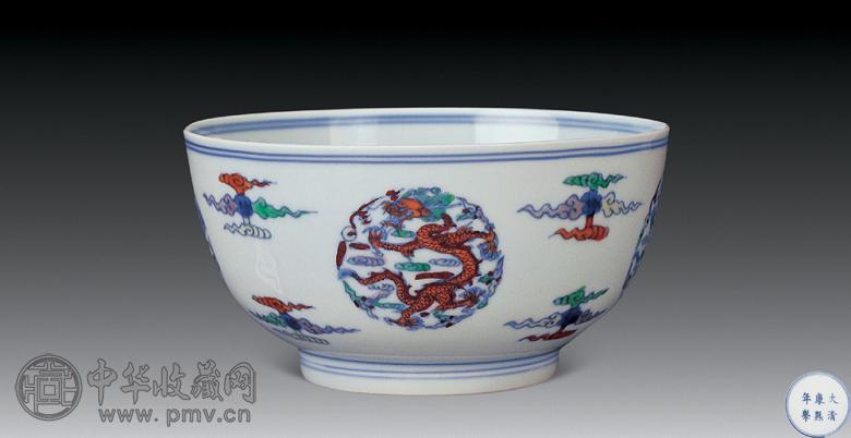 清康熙 斗彩团龙墩式碗