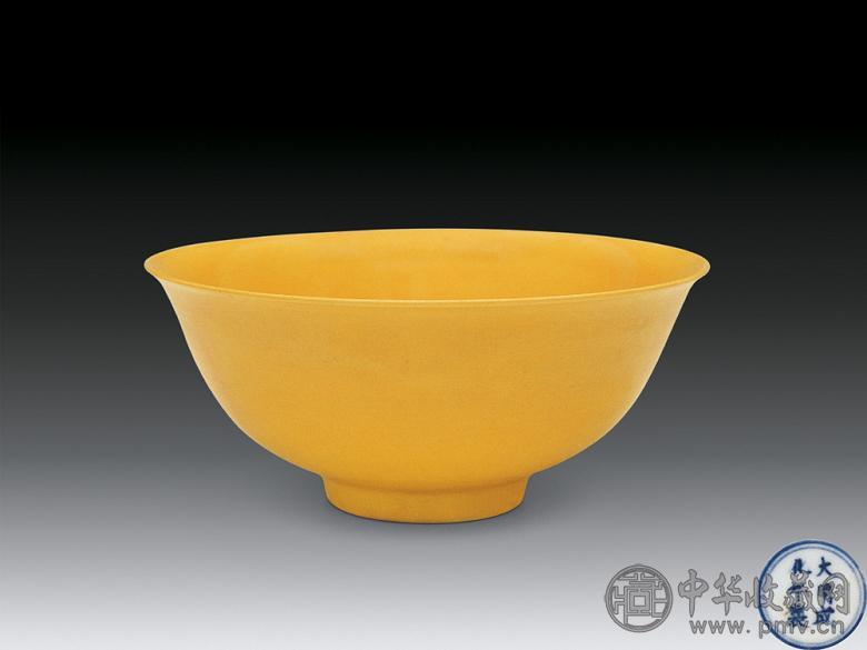 清康熙 仿成化黄釉碗